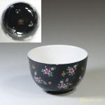 三つ足花柄黒湯呑