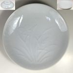 青白磁陽刻菖蒲小皿W7746